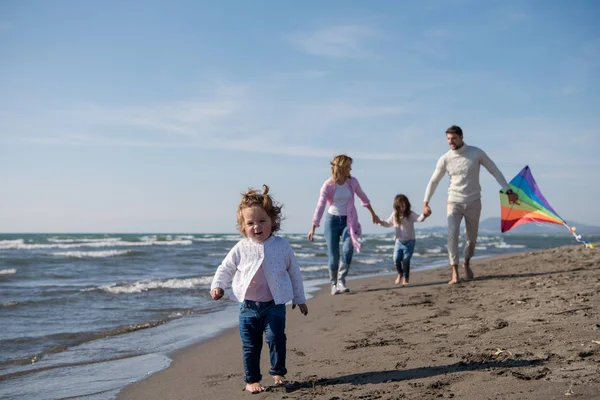 Junge Familie Mit Kindern Ruhen Und Spaß Mit Einem Drachen — Stockfoto