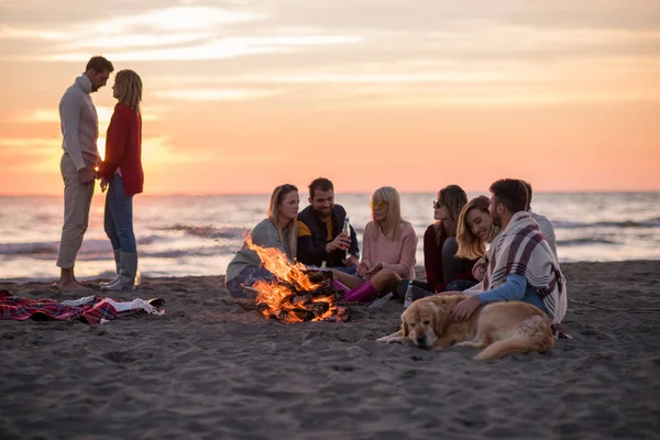 Unga Par Njuter Med Vänner Runt Lägerelden Stranden Vid Solnedgången — Stockfoto