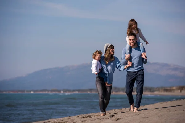 Gezin Met Kinderen Rusten Plezier Hebben Het Strand Tijdens Herfstdag — Stockfoto