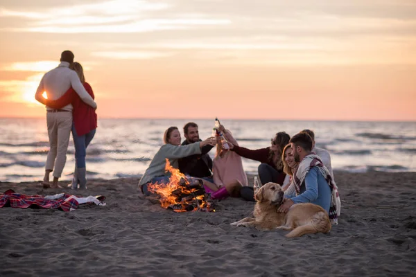 Casal Jovem Curtindo Com Amigos Redor Fogueira Praia Pôr Sol — Fotografia de Stock