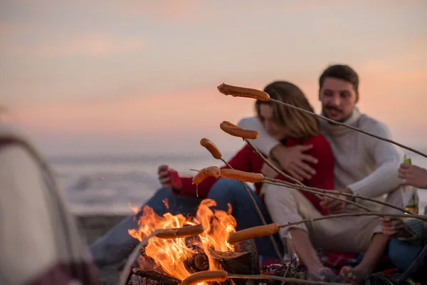 Groep Jonge Vrienden Bij Het Vuur Het Herfststrand Worstjes Grillen — Stockfoto