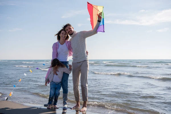 Familia Joven Con Niños Descansando Divirtiéndose Con Una Cometa Playa —  Fotos de Stock