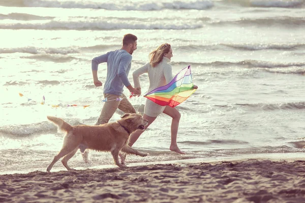 Junges Paar Spielt Herbsttag Mit Hund Und Drachen Strand — Stockfoto
