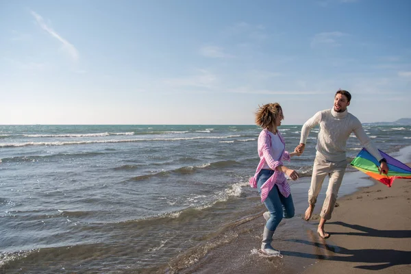 Junges Paar Hat Spaß Und Spielt Herbsttag Mit Drachen Strand — Stockfoto