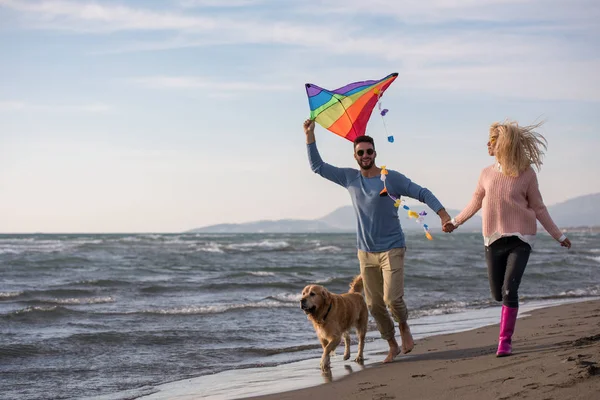 Junges Paar Spielt Herbsttag Mit Hund Und Drachen Strand — Stockfoto