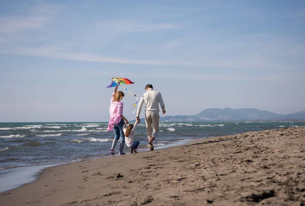 Fiatal Család Gyerekekkel Pihenés Szórakozás Egy Sárkány Strandon Ősszel Nap — Stock Fotó