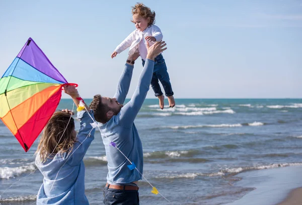 Giovane Famiglia Con Bambini Che Riposano Divertono Con Aquilone Spiaggia — Foto Stock