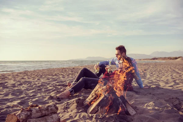 Young Couple Relaxing Fire Drinking Beer Drink Bottle Beach Autumn — Stock Photo, Image