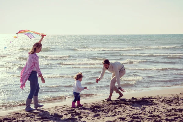 Młoda Rodzina Dziećmi Odpoczynku Zabawy Latawcem Plaży Podczas Filtra Jesienny — Zdjęcie stockowe