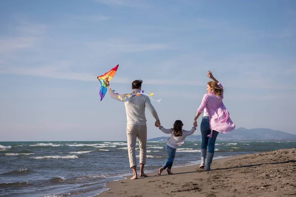 Genç Bir Aile Çocukları Dinleniyor Sonbahar Günü Kumsalda Uçurtmayla Eğleniyorlar — Stok fotoğraf