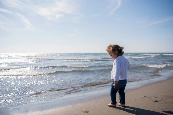 Adorable Niña Divirtiéndose Playa Durante Día Otoño Bebé Feliz Junto — Foto de Stock