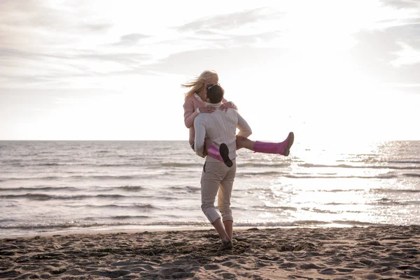 Unga Par Som Har Roligt Promenader Och Kramas Stranden Hösten — Stockfoto