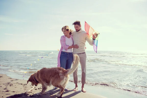 Ungt Par Har Roligt Leker Med Hund Och Kite Stranden — Stockfoto