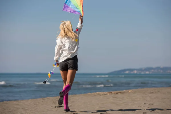 Bella Giovane Donna Diverte Con Aquilone Spiaggia Giorno Autunno — Foto Stock