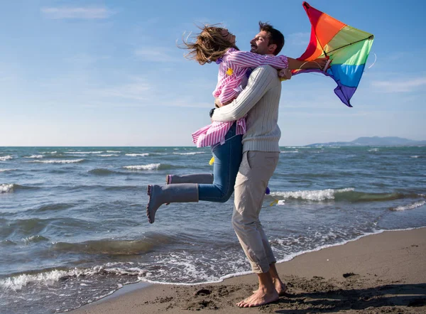 Młoda Para Zabawy Gry Latawcem Plaży Jesienny Dzień — Zdjęcie stockowe