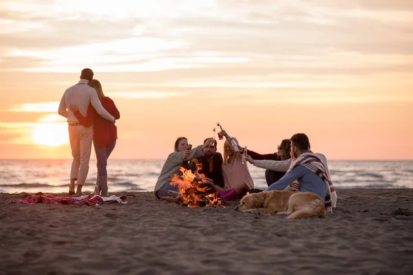 Young Couple Enjoying Friends Campfire Beach Sunset Drinking Beer — Stock Photo, Image