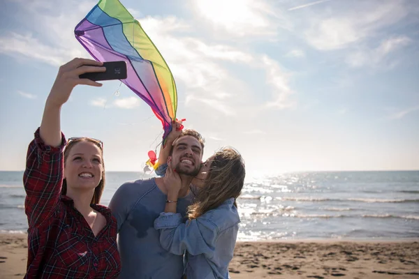 Group Young Friends Making Selfie While Playing Kite Beach Sunny — Stock Photo, Image