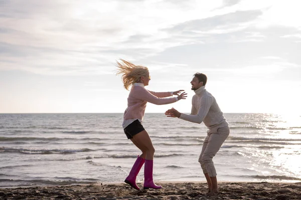 Young Couple Having Fun Walking Hugging Beach Autumn Sunny Day — Stock Photo, Image