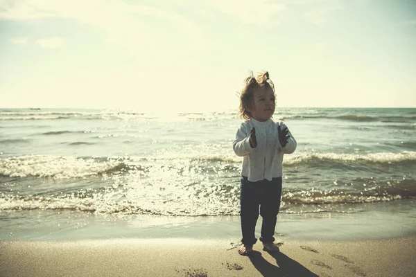 Чарівна Маленька Дівчинка Розважається Пляжі Осінній День Щаслива Дитина Біля — стокове фото