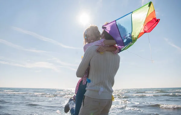 Młoda Para Zabawy Gry Latawcem Plaży Jesienny Dzień — Zdjęcie stockowe