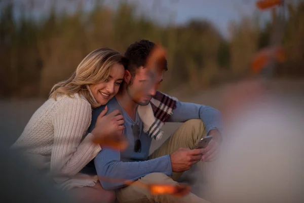 Groep Jonge Vrienden Bij Het Vuur Het Herfststrand Worstjes Grillen — Stockfoto