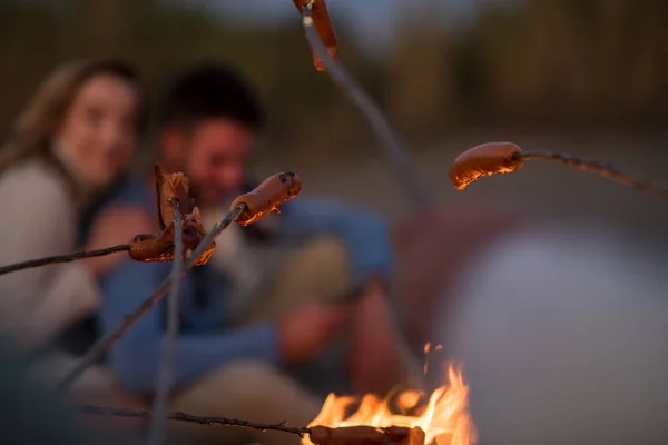 Groep Jonge Vrienden Bij Het Vuur Het Herfststrand Worstjes Grillen — Stockfoto