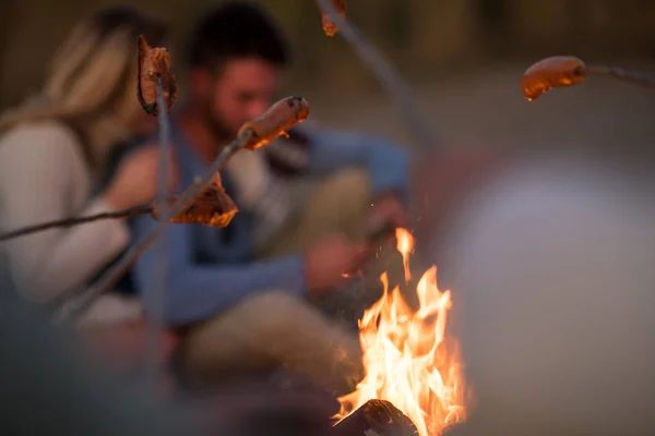 Groupe Jeunes Amis Assis Coin Feu Plage Automne Griller Des — Photo