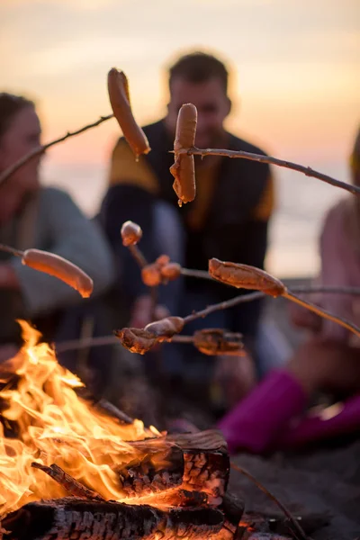 Gruppe Junger Freunde Lagerfeuer Herbststrand Würstchen Grillen Und Bier Trinken — Stockfoto