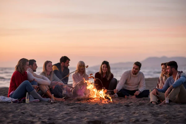 Groep Jonge Vrienden Bij Het Vuur Het Herfststrand Worstjes Grillen — Stockfoto