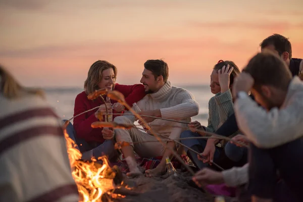 Gruppo Giovani Amici Seduti Accanto Fuoco Sulla Spiaggia Autunnale Grigliando — Foto Stock