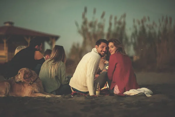 Casal Jovem Curtindo Com Amigos Redor Fogueira Praia Pôr Sol — Fotografia de Stock