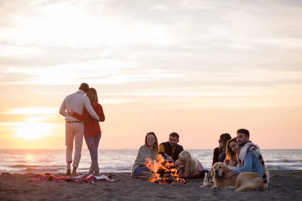 Pareja Joven Disfrutando Con Amigos Alrededor Campfire Playa Atardecer Bebiendo —  Fotos de Stock