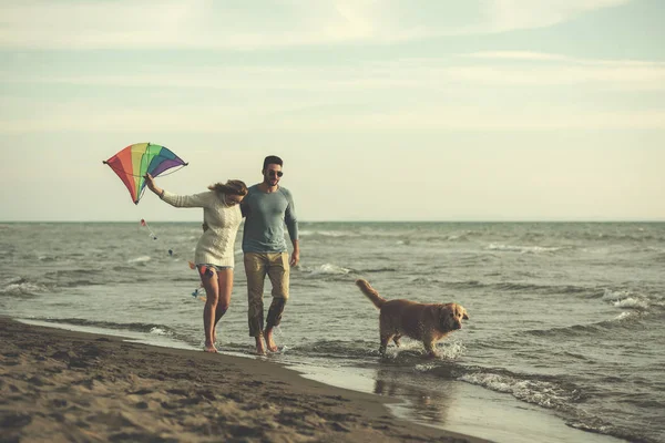 Молодая Пара Веселится Играя Собакой Воздушным Змеем Пляже Осенний День — стоковое фото