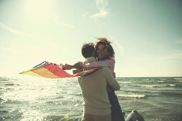 Giovane Coppia Divertirsi Giocare Con Aquilone Sulla Spiaggia Autunno Filtro — Foto Stock