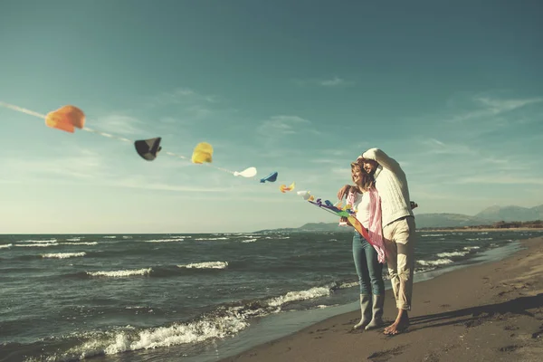 Jong Stel Hebben Plezier Spelen Met Een Vlieger Het Strand — Stockfoto