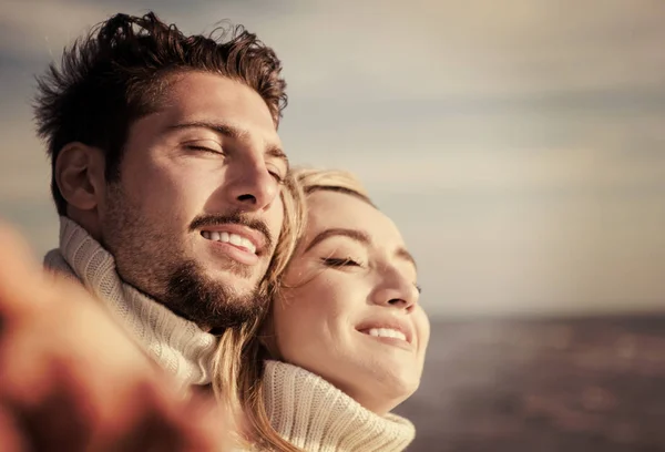 Jong Stel Hebben Plezier Wandelen Knuffelen Het Strand Tijdens Herfst — Stockfoto