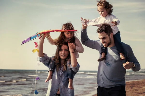 Junge Familie Mit Kindern Ruhen Und Spaß Mit Einem Drachen — Stockfoto