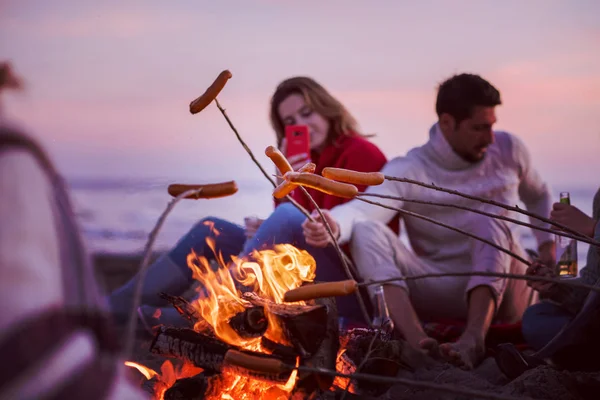 Groep Jonge Vrienden Zit Bij Het Vuur Het Herfststrand Grillen — Stockfoto