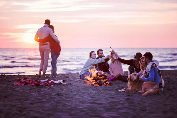 Junges Paar Genießt Mit Freunden Lagerfeuer Strand Bei Sonnenuntergang Bierfilter — Stockfoto