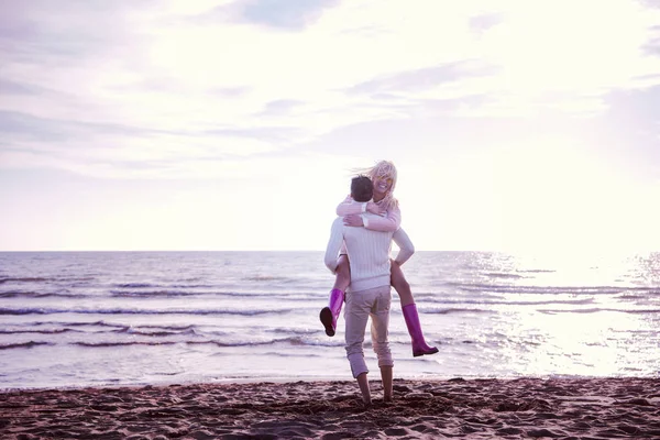 Pareja Joven Divirtiéndose Caminando Abrazándose Playa Durante Otoño Filtro Día —  Fotos de Stock