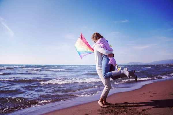 Casal Jovem Divertindo Brincando Com Papagaio Praia Filtro Outono Dia — Fotografia de Stock