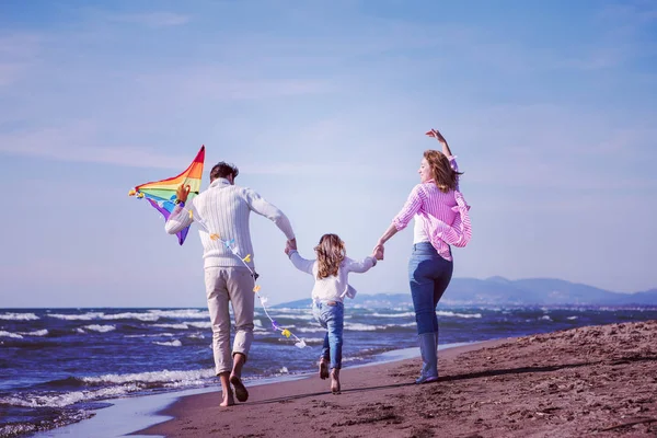 Mladá Rodina Dětmi Odpočívá Baví Drakem Pláži Během Podzimního Dne — Stock fotografie