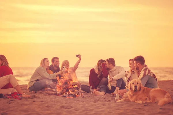 Happy Carefree Young Friends Having Fun Drinking Beer Bonefire Beach — Stock Photo, Image