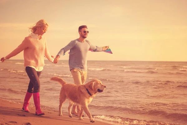 Genç Çift Sonbahar Günü Sahilde Köpek Kite Ile Oynarken Eğleniyor — Stok fotoğraf