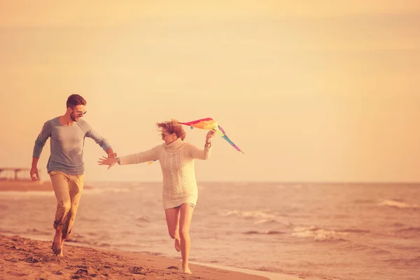 Jeune Couple Amuser Jouer Avec Cerf Volant Sur Plage Automne — Photo