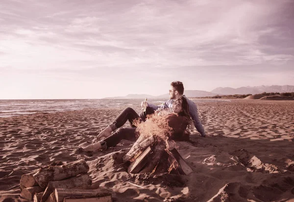 Young Couple Relaxing Fire Drinking Beer Drink Bottle Beach Autumn — Stock Photo, Image