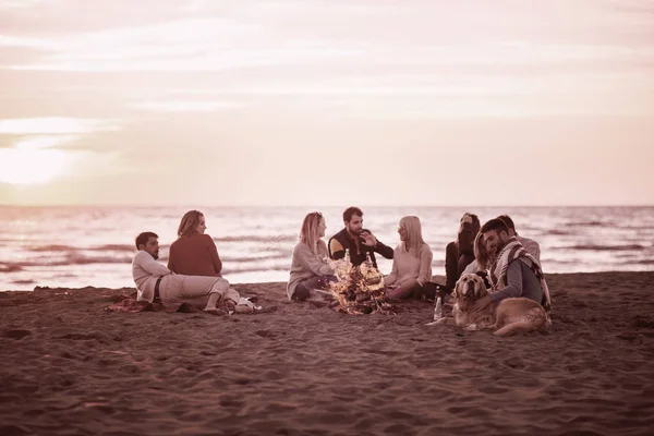 Happy Carefree Young Friends Having Fun Drinking Beer Bonefire Beach — Stok Foto