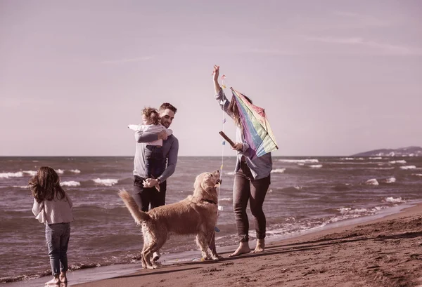 Glad Ung Familj Med Barn Som Har Roligt Med Hund — Stockfoto