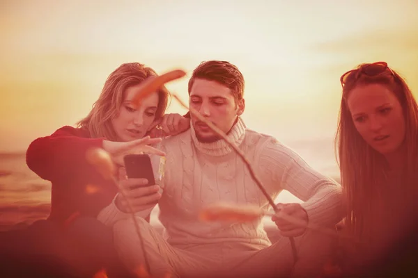 Groupe Jeunes Amis Assis Près Feu Plage Automne Griller Des — Photo