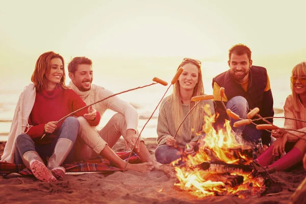Gruppe Junger Freunde Sitzt Lagerfeuer Herbststrand Grillt Würstchen Und Trinkt — Stockfoto